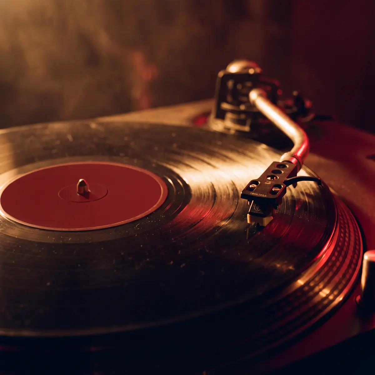Vinylplaat op een draaitafel met de naald in de groef